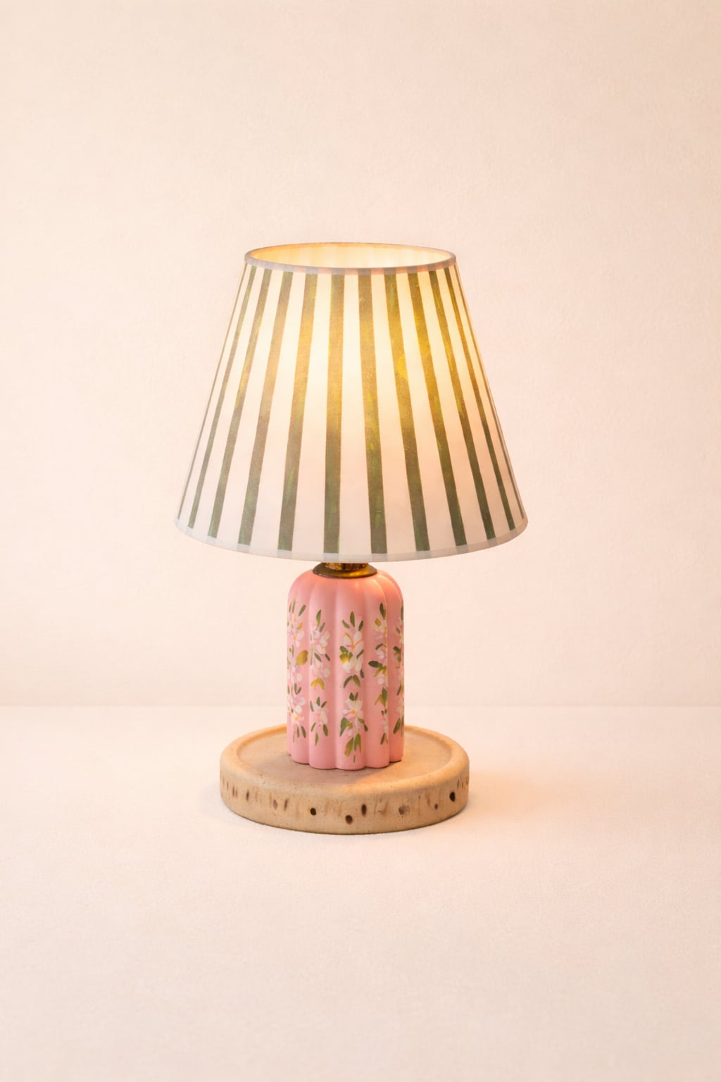 Capybara Ditsy Floral Table Lamp Resin Metal Fibre E27 25cm Bedroom Living Room Bedside Playful Modern | Faylight